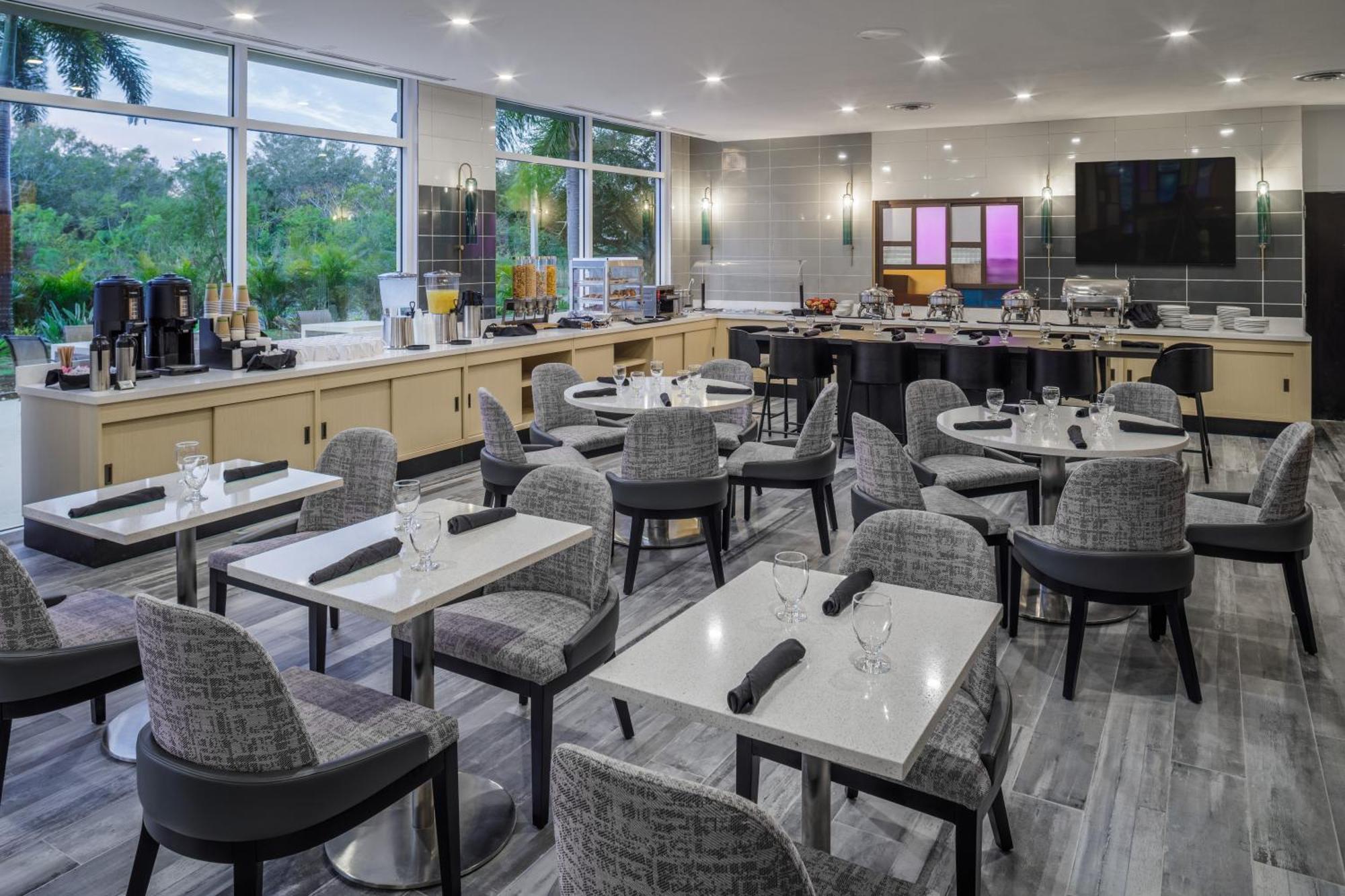 Doubletree By Hilton Sarasota Bradenton Airport Hotel Екстериор снимка